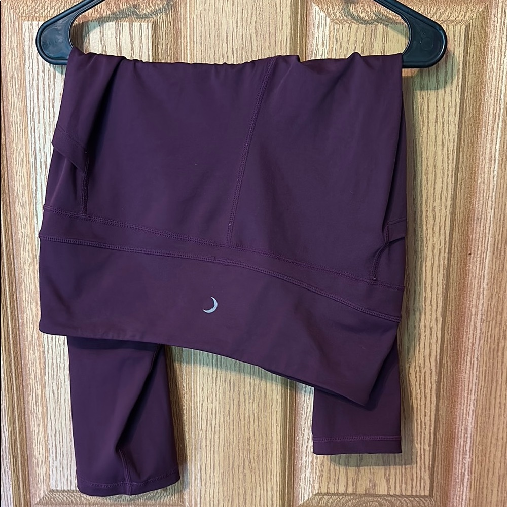 Zyia plum light n tight pocket capri leggings